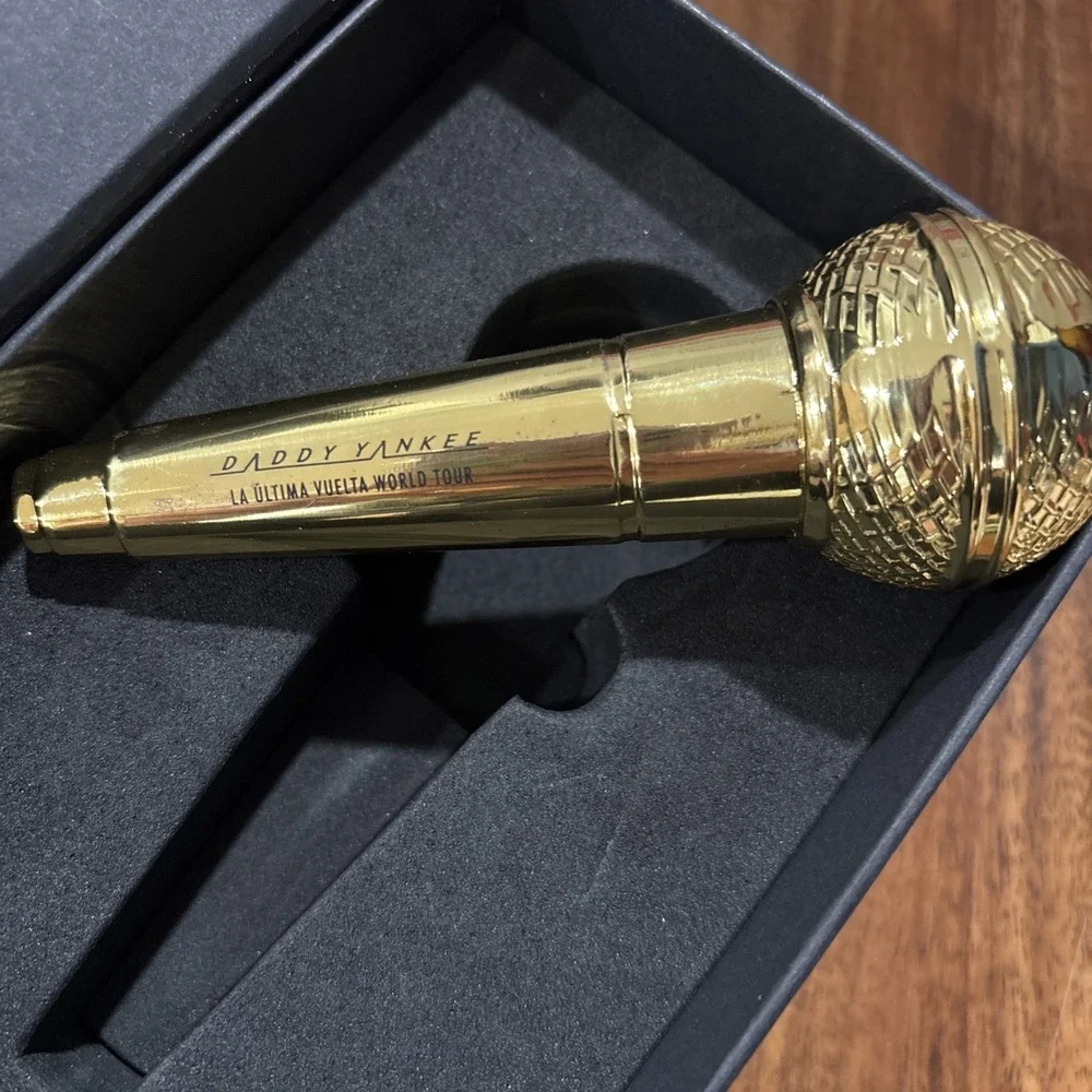 Daddy Yankee Legendaddy La Ultima Vuelta Tour Microphone Promo Gold New